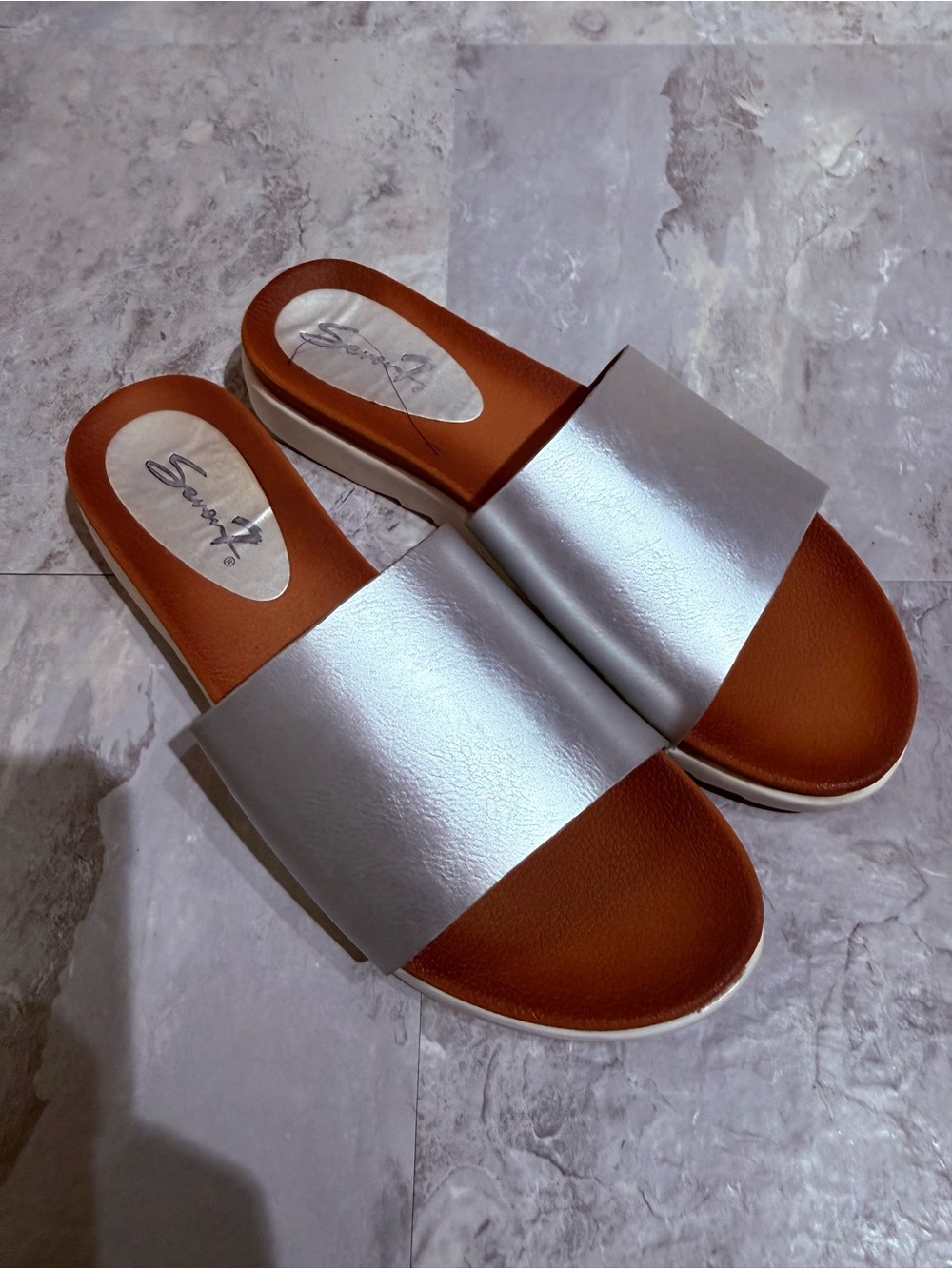 Seven7 Pearl Metallic Silver Slide Sandals Women’s Size 8 Comfort Slides